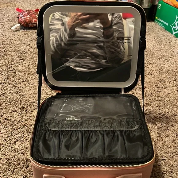 RRtide makeup carrier with light up mirror - Picture 2 of 3